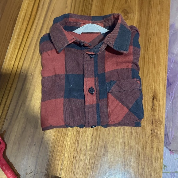 H&M red and black checkered shirt. Size 1.5 year to 2 year.